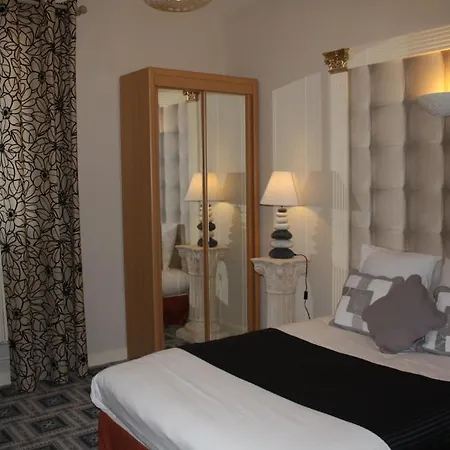 Manoir Saint Eloi فندق